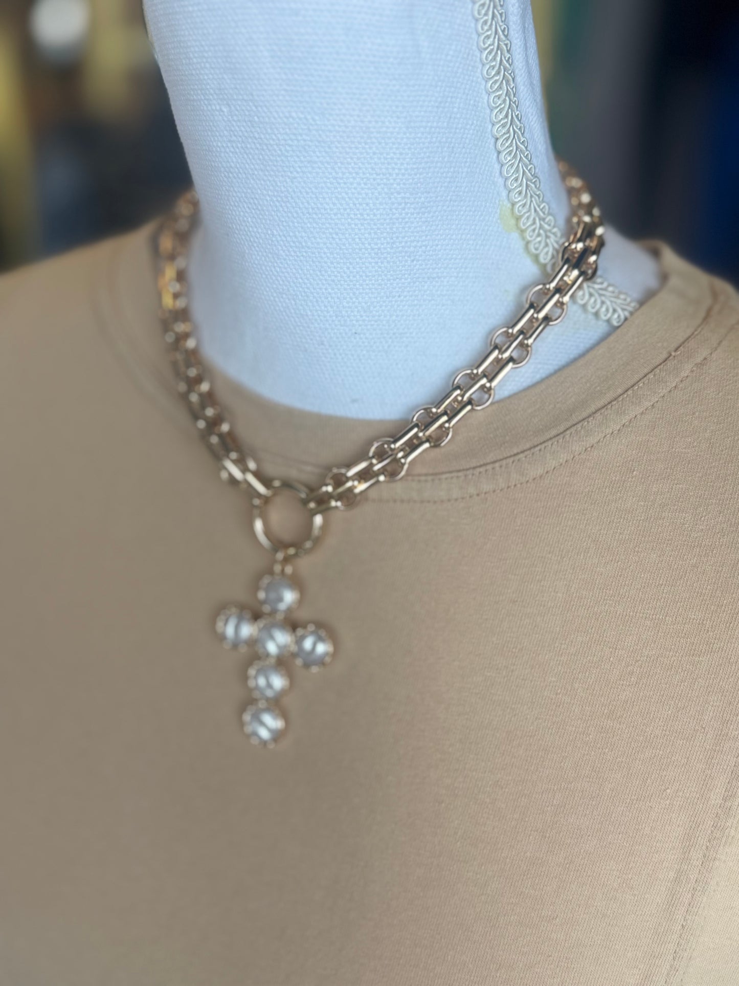 CROSS CHAIN W/PEARL