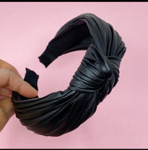 Load image into Gallery viewer, SIMPLE STANDS OUT HEADBAND
